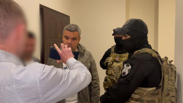 Появились кадры задержания бизнесмена Тайчера, осужденного за мошенничество