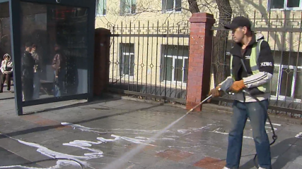 Масштабная уборка: Владивосток отмывают от накопившей за зиму грязи