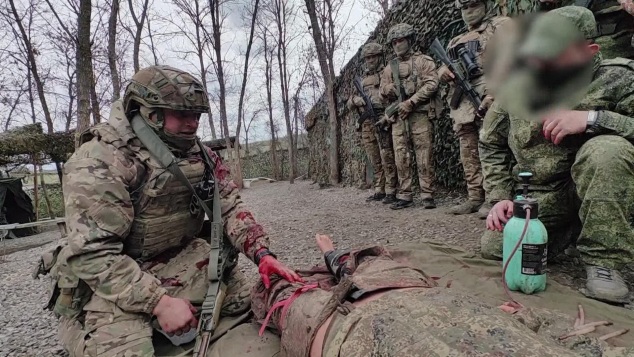Спасти жизнь раненому товарищу и при этом выполнить боевую задачу