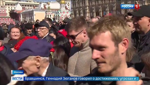 КПРФ провела шествие в Москве с возложением венков у Мавзолея Ленина