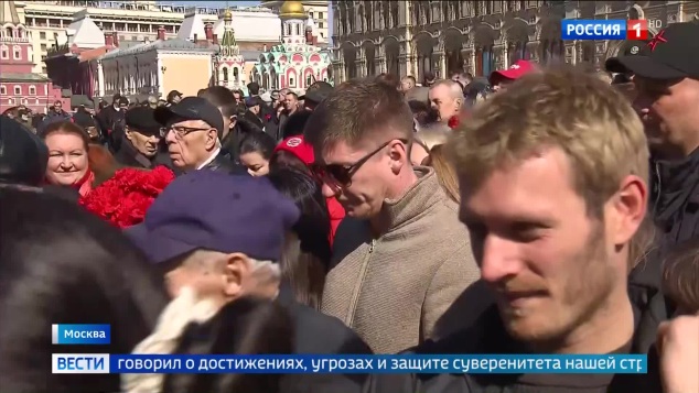 КПРФ провела шествие по Москве с возложением венков у Мавзолея Ленина