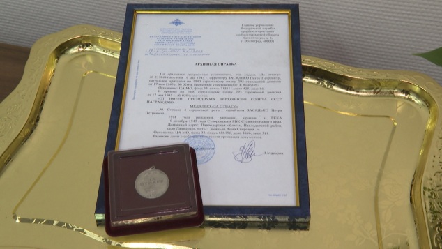 Найденную во дворе под Волгоградом медаль "За отвагу" вернули в семью фронтовика