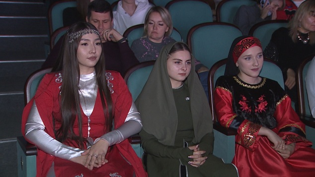 Многовековая дружба: спектакль о народах России представили в волгоградском ТЮЗе