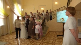 В преддверии Дня дочери в областном загсе провели особенную церемонию регистрации брака