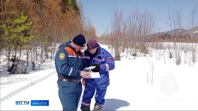 На Нижней Тунгуске в Катангском районе спасатели взрывают лед на проблемных участках