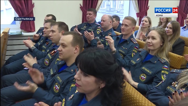 В преддверии Дня пожарной охраны в Главном управлении МЧС чествовали лучших сотрудников