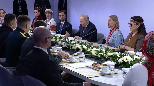 Владимир Путин подчёркивает единство народов России в День коренных малочисленных народов