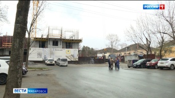 "Не вписывается в архитектуру": совет дома судится с застройщиком за часть своей территории