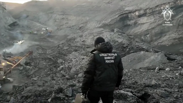 На угольном разрезе в Магаданской области продолжается разбор завалов