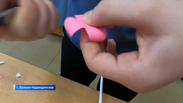 Первомайские атрибуты из советского прошлого научились делать воспитанники Надеждинской детской школы искусств