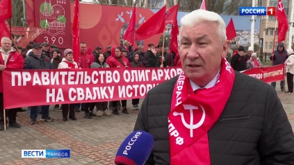 Сторонники КПРФ возложили цветы на площади Ленина