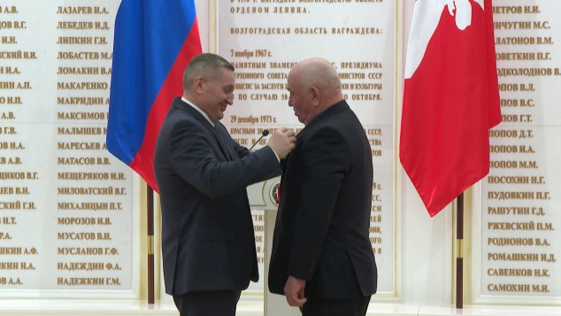 Андрей Бочаров вручил государственные награды жителям Волгоградской области