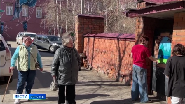 Студенты художественного колледжа ко Дню Победы расписали двери Дома ветеранов в Иркутске