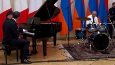 Макрон спел на ужине с Пашиняном в Ереване