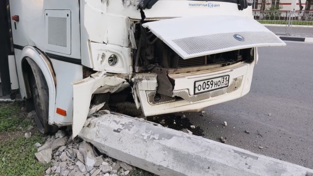 В Белгороде пассажирский автобус врезался в столб