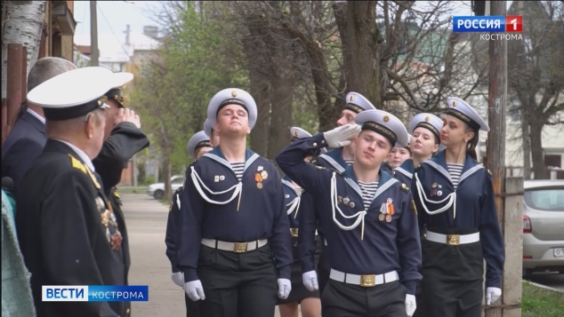 Юные костромские моряки передали «Огонь памяти» ветерану – выпускнику Соловецкой школы