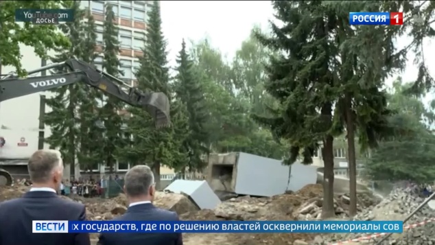Молодогвардейцы проводят акцию у дипмиссий ЕС в защиту памяти советских воинов