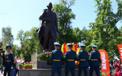 В одной из школ Бишкека открыли монумент учителям и ученикам, погибшим в Великую Отечественную войну
