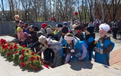 В Белогорске почтили память 13 тысяч фронтовиков у Мемориала Славы
