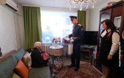 102-летнюю Евдокию Кондракову поздравили с Днём Победы в Белогорске