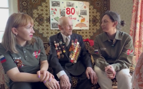 «Спасибо за жизнь!»: волонтеры поздравляют ветеранов по всей стране