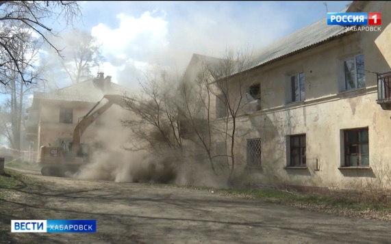 Ещё на один ветхий дом в Хабаровске стало меньше: на Нагорной снесли аварийную «сталинку»