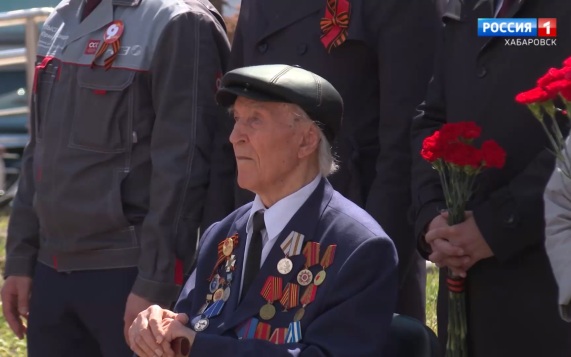 Знамя Победы – одно из самых больших в регионе – развевается в эти дни над заводом в Комсомольске