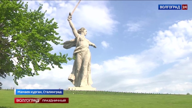 Тысячи людей приходят на Мамаев курган 9 Мая