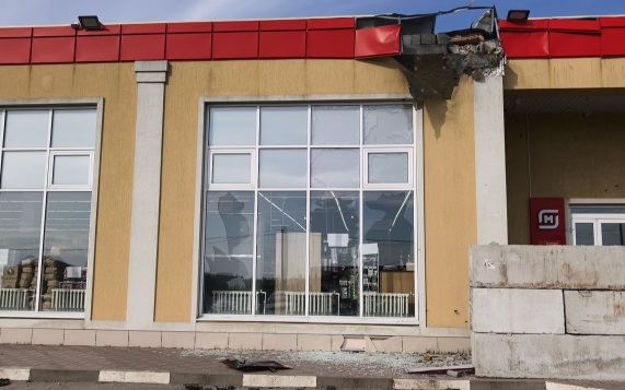 Происшествие в посёлке Разумное Белгородского округа. Пять человек, в том числе ребёнок и трое сотрудников скорой медицинской помощи, получили ранения в результате удара ВСУ. У 12-летней девочки — резаная рана лица. Пострадавшим оказывается медицинская по