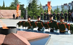 День Победы в Сочи начался с возложения цветов к воинским мемориалам