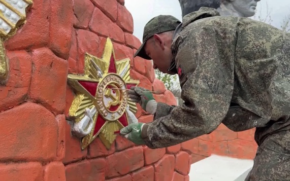 Связь поколений: бойцы группировки "Восток" восстановили мемориал ВОВ в ДНР