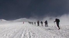 Спасатели эвакуировали туристов с Эльбруса после метели