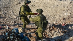 Десантники Запорожья распространяют листовки о мире, сапёры ЛНР очищают земли от мин.