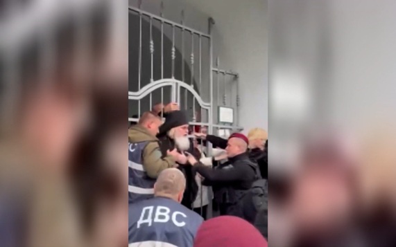 Под Киевом полиция окружила монастырь канонической УПЦ
