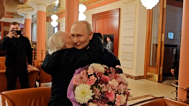 Путин лично заехал за своей учительницей на Арбат