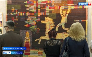 «Огромная благодарность Комсомольску»: в Городе юности открылась выставка Виктора Пащенко