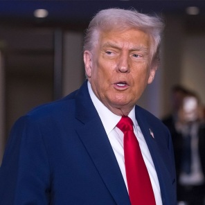 Трамп едет в Пекин с ослабленными позициями