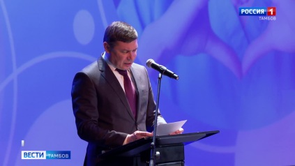 Евгений Первышов поздравил медсестер с профессиональным праздником