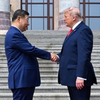 Рукопожатие как символ: Трамп приехал "доминировать", но Си не поддаётся