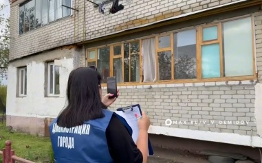 Сотрудники управ в Белгороде фиксируют ущерб после утреннего ракетного обстрела со стороны ВСУ