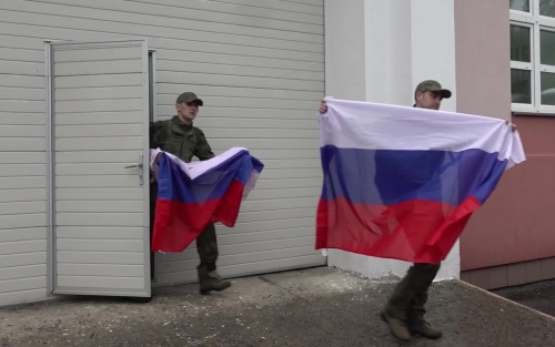 Российские военные поговорили по телефону с родными после возвращения из украинского плена