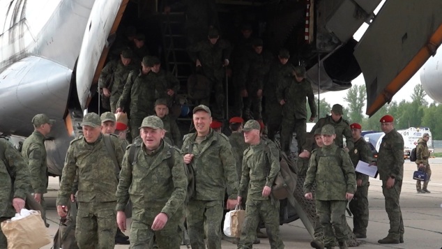 Самолет с вернувшимися из плена российскими военными сел в Подмосковье