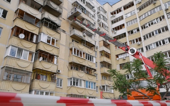 В Белгороде устраняют последствия вечерней атаки дрона ВСУ по многоэтажке