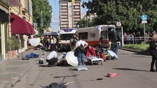 Модена: автомобиль въехал в толпу, семь человек пострадали