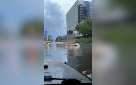 Мощный ливень накрыл Москву воскресным вечером
