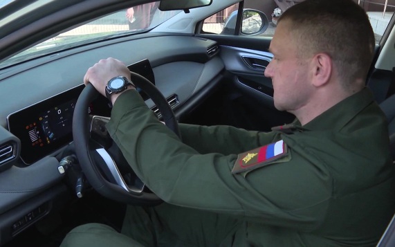 В Брянской области ветерану СВО вручил ключи от нового автомобиля врио губернатора Егор Ковальчук