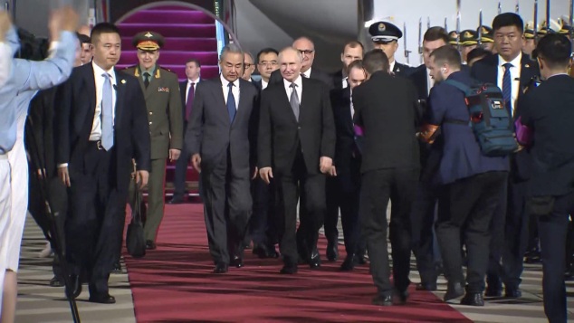 С почетным караулом и Ван И: в Пекине встретили Владимира Путина