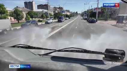 В Тамбове дороги охлаждают поливальными машинами