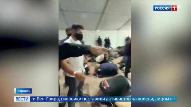Скандал в израильском правительстве после видео с публичными унижениями задержанных активистов "Сумуд"