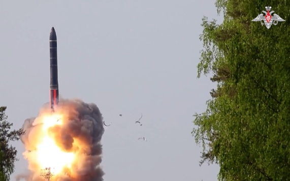 Пуск баллистической ракеты "Ярс" с космодрома Плесецк